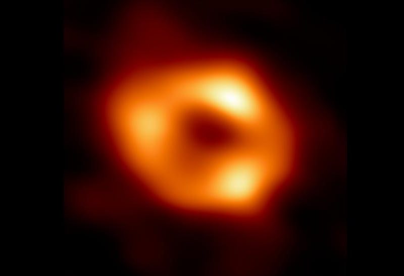 prima fotografie a găurii negre supermasive din mijlocul căii lactee
