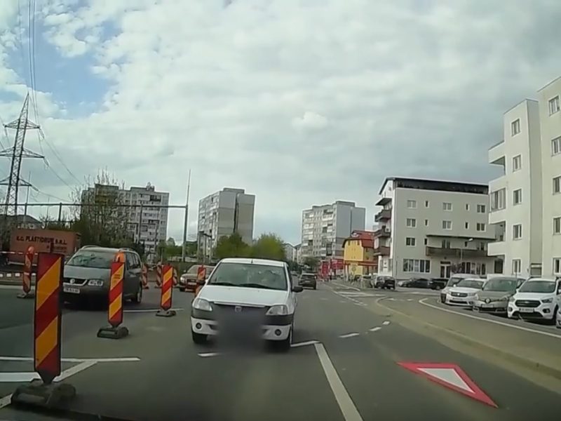 video: giratoriul din cartierul arhitecților, deschis din nou - accident evitat la „mustață” de un șofer