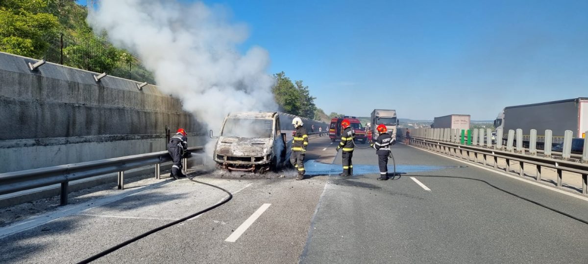 Autoutilitară în flăcări pe autostrada A1 înainte de intrarea în tunelul de la Cristian