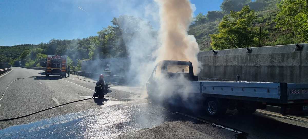 Autoutilitară în flăcări pe autostrada A1 înainte de intrarea în tunelul de la Cristian