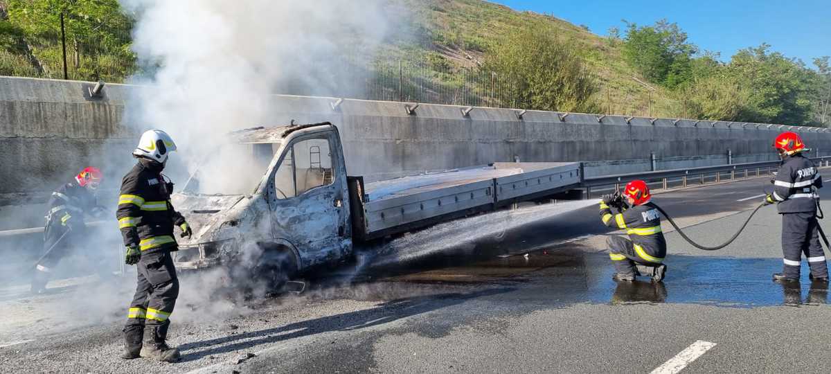 Autoutilitară în flăcări pe autostrada A1 înainte de intrarea în tunelul de la Cristian