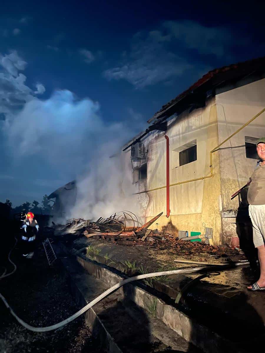 foto incendiu la o cramă din judeţul prahova - focul a fost pus intenționat