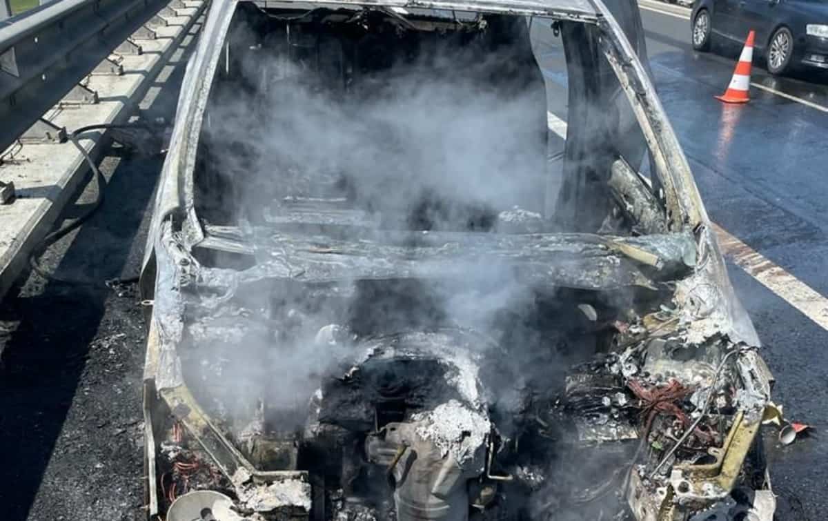 o mașină a luat foc în mers pe autostradă între săcel și săliște