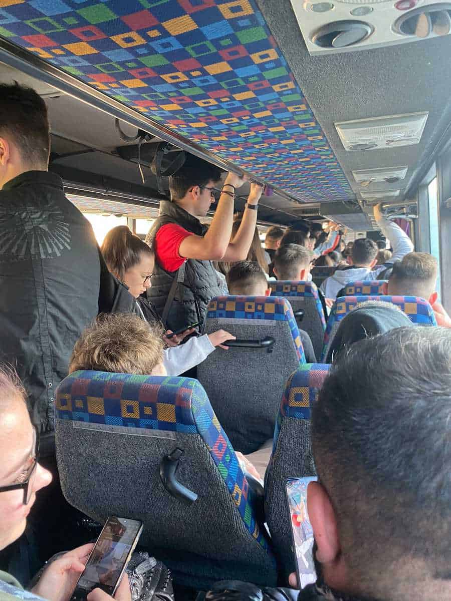 foto înghesuială ca în metroul din japonia în autobuzele care circulă de la cristian spre sibiu - ”stăm claie peste grămadă”
