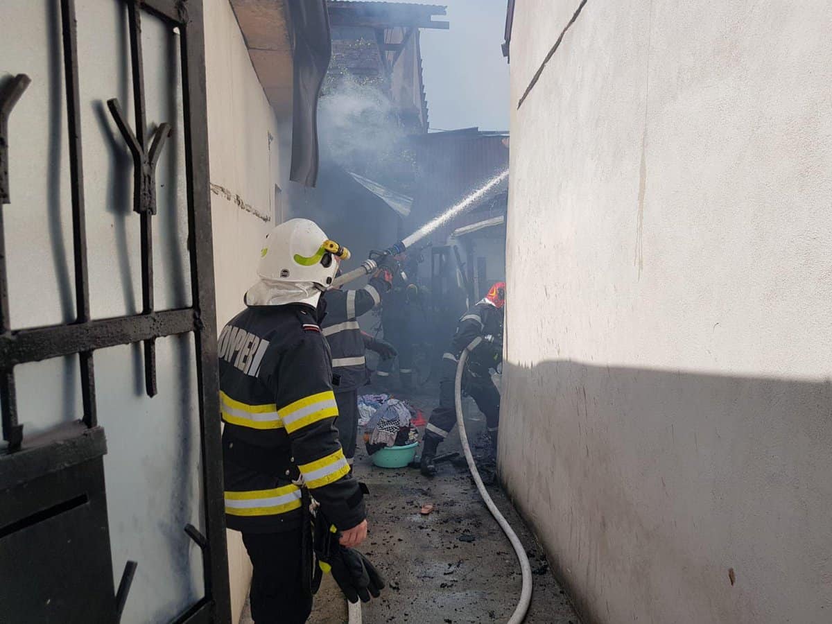 foto: o casă a luat foc la mediaș - intervin pompierii