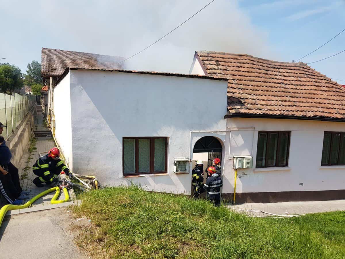 foto: o casă a luat foc la mediaș - intervin pompierii