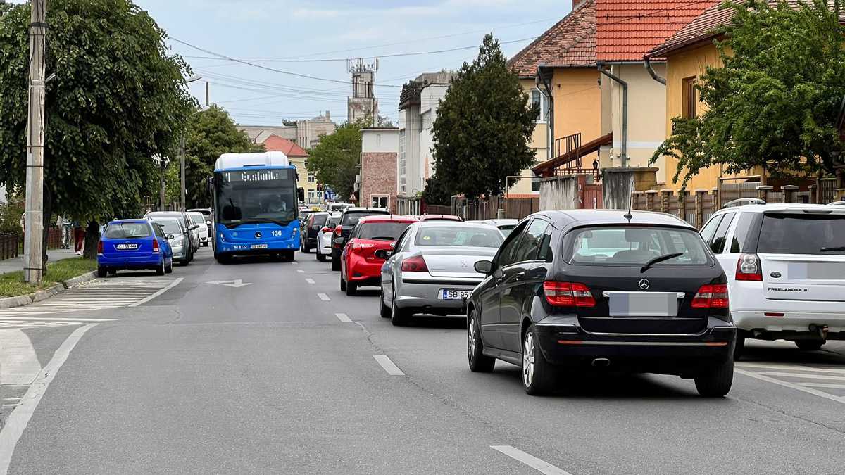 calvar în trafic pe strada neculce. semaforul nu mai e verde intermitent la dreapta - „pentru fluidizarea traficului”