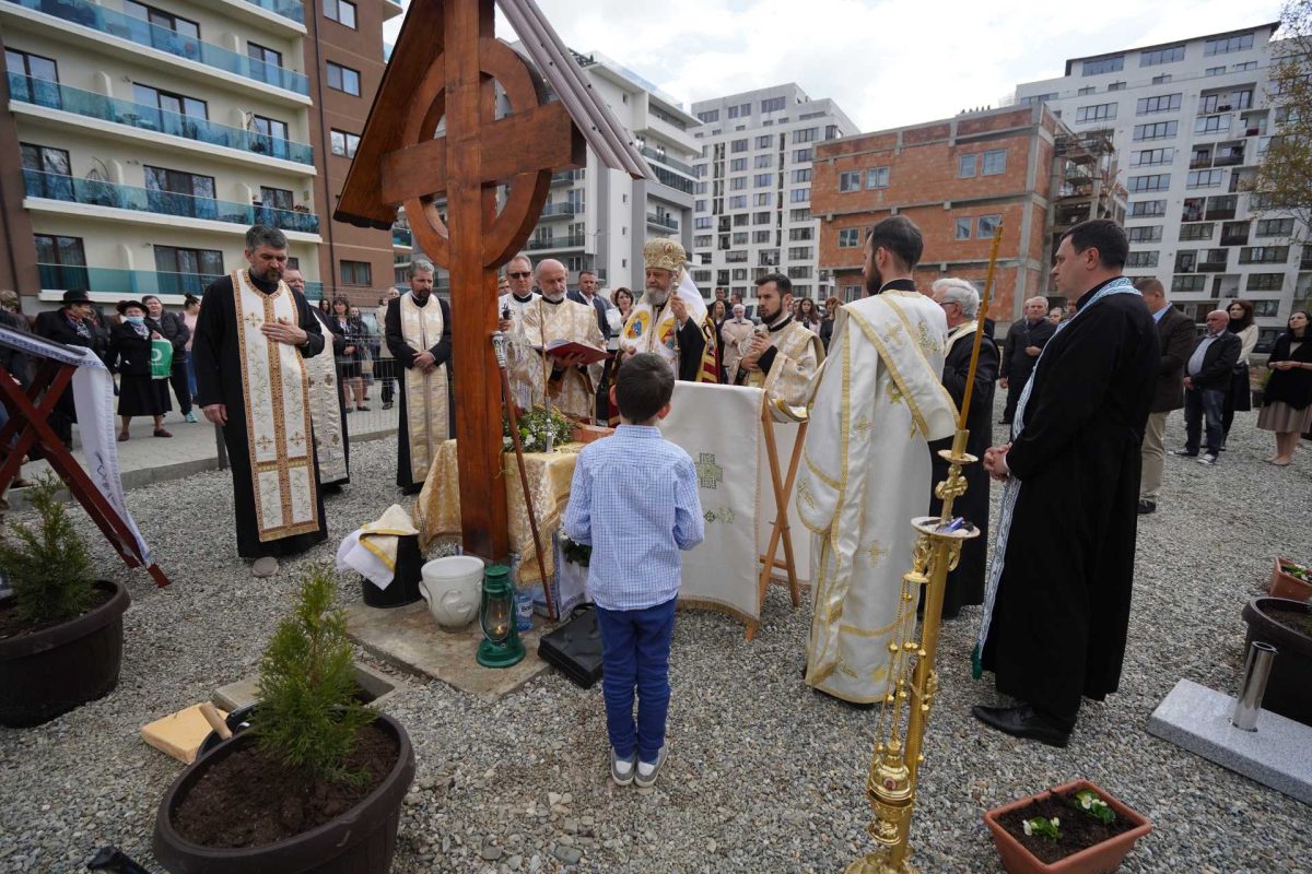 foto - un nou locaş de rugăciune se clădește la șelimbăr - mitropolitul ardealului a sfințit piatra de temelie