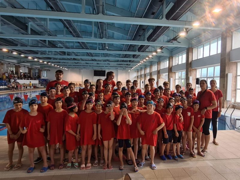 zeci de copii sibieni, pe podium la o competiție de înot din alba iulia - „în pandemie s-au antrenat pe uscat”