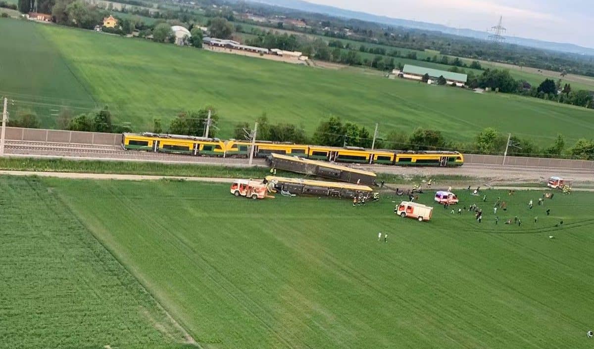 foto tren deraiat la viena - cel puțin o persoană a murit, iar alte zeci sunt rănite