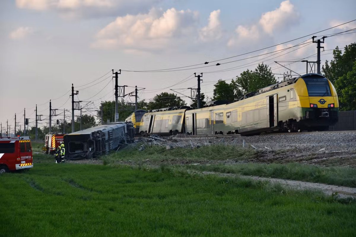 foto tren deraiat la viena - cel puțin o persoană a murit, iar alte zeci sunt rănite