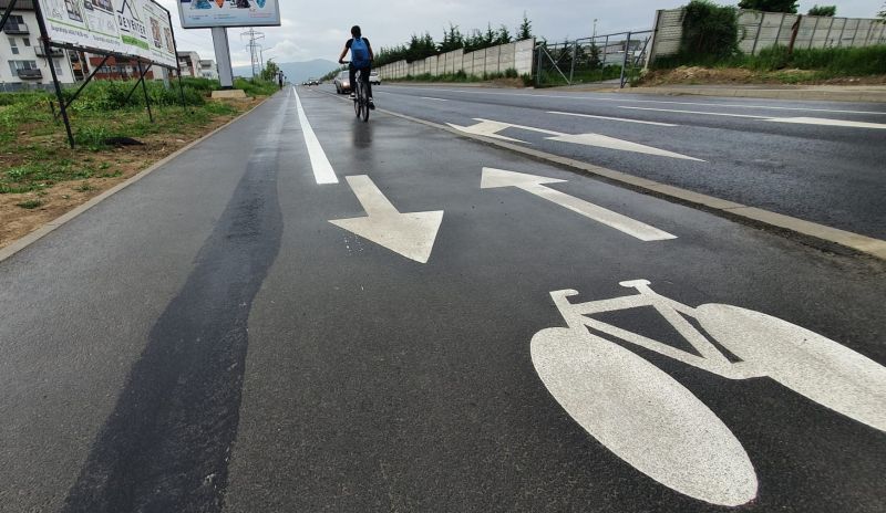 video foto trotuarul de pe calea cisnădiei lărgit “din vopsea” - marcaje refăcute, pistă pentru biciclete mai îngustă