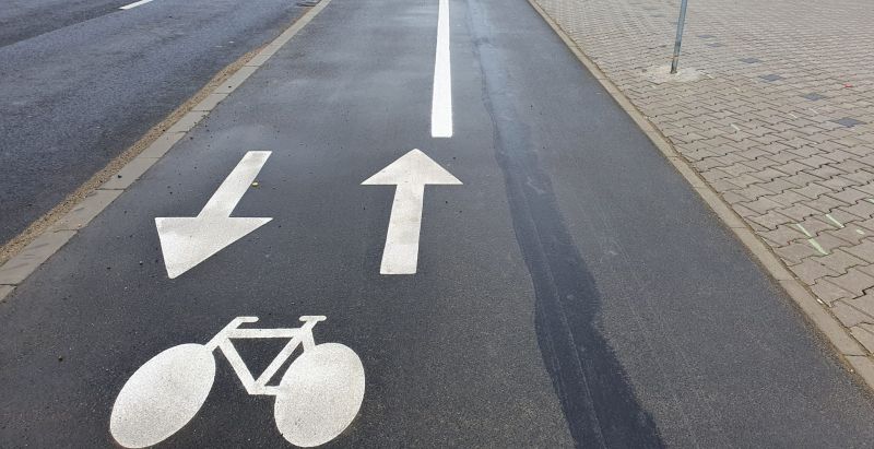 video foto trotuarul de pe calea cisnădiei lărgit “din vopsea” - marcaje refăcute, pistă pentru biciclete mai îngustă