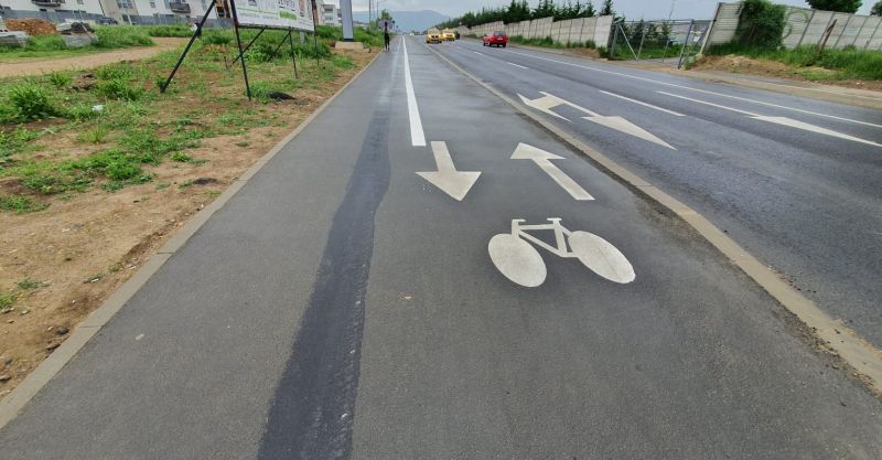 video foto trotuarul de pe calea cisnădiei lărgit “din vopsea” - marcaje refăcute, pistă pentru biciclete mai îngustă