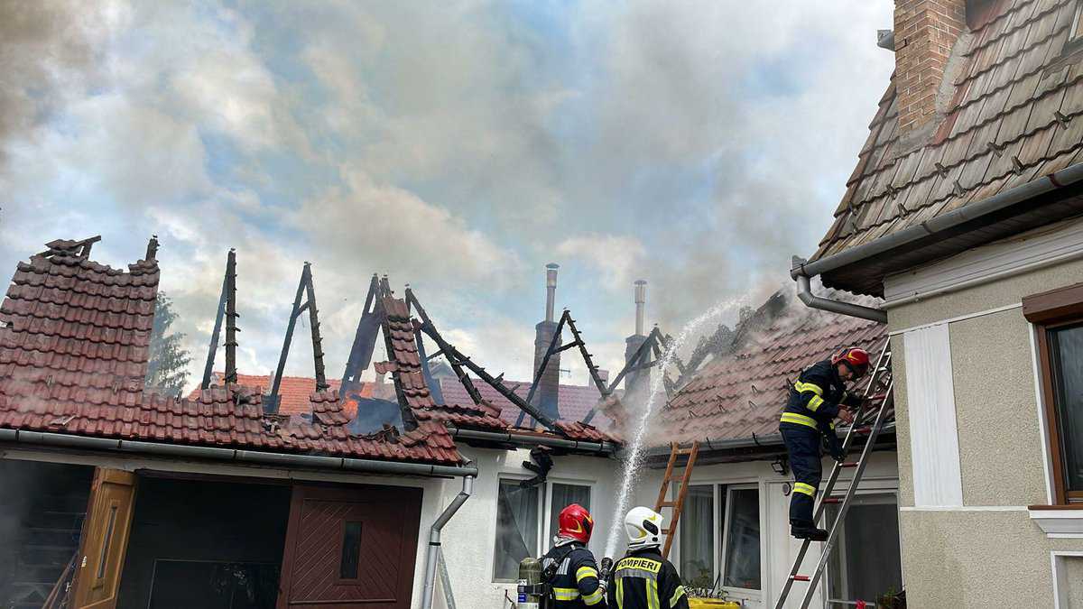 FOTO Incendiu la Orlat - O anexă gospodărească a luat foc, iar flăcările s-au extins şi la două case