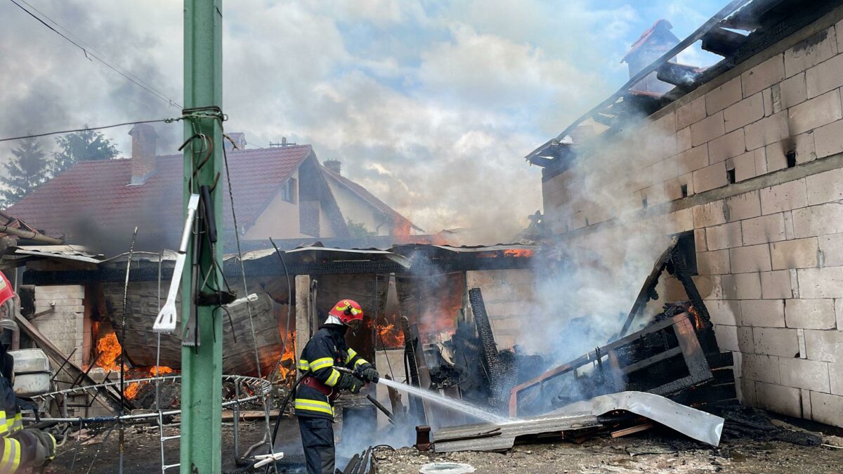 FOTO Incendiu la Orlat - O anexă gospodărească a luat foc, iar flăcările s-au extins şi la două case