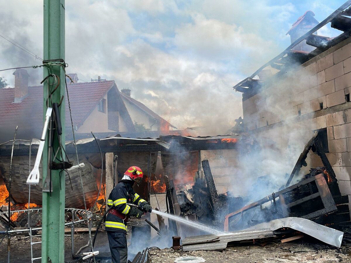 FOTO Incendiu la Orlat - O anexă gospodărească a luat foc, iar flăcările s-au extins şi la două case