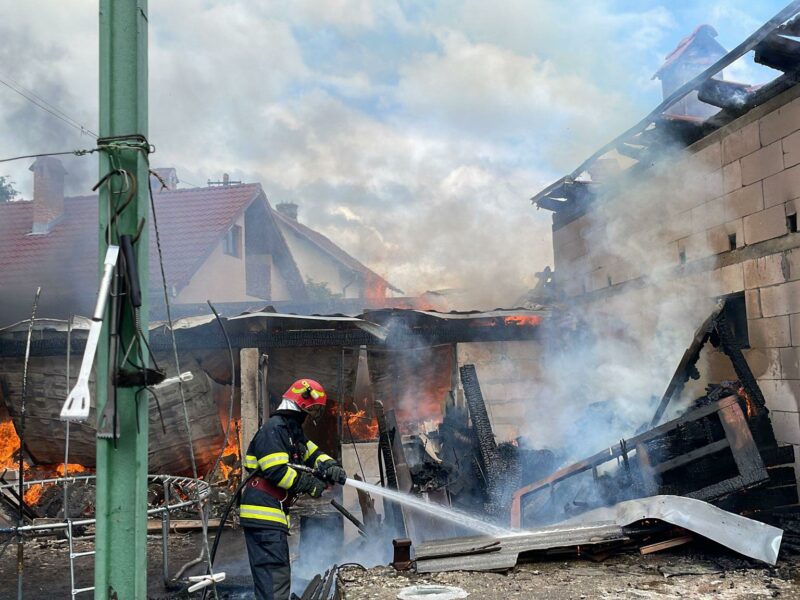 foto incendiu la orlat - o anexă gospodărească a luat foc, iar flăcările s-au extins şi la două case
