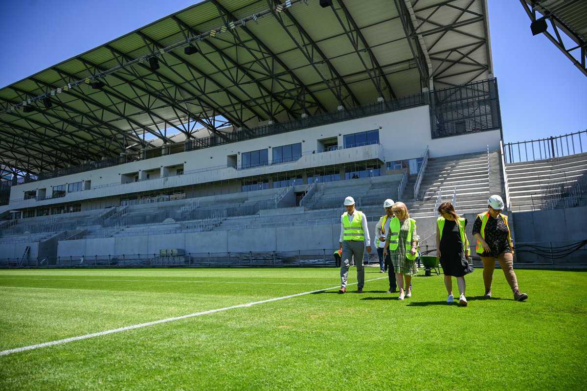 FOTO Reprezentanții FRF în vizită pe ”Municipal” - Primarul Astrid Fodor: ”Ne dorim o cât mai bună funcționare a stadionului”