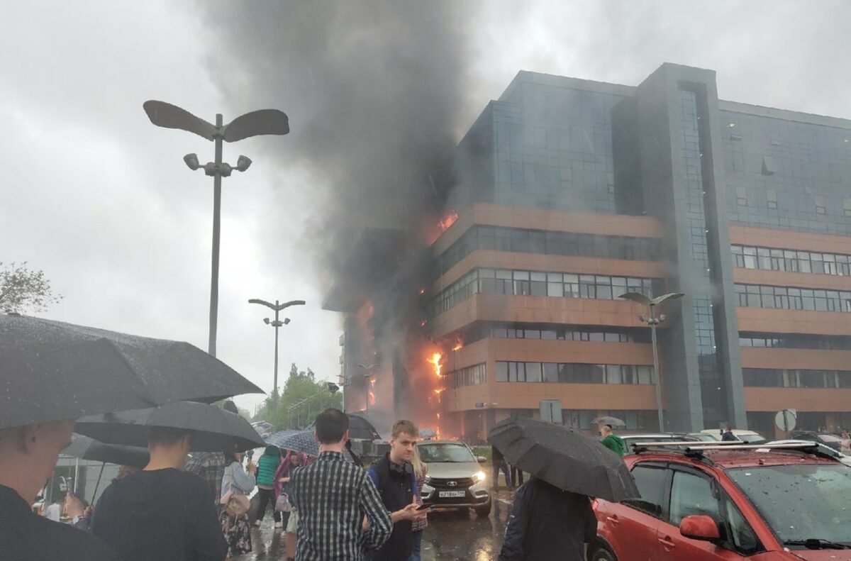 video incendiu puternic la moscova - arde o clădire cu 10 etaje