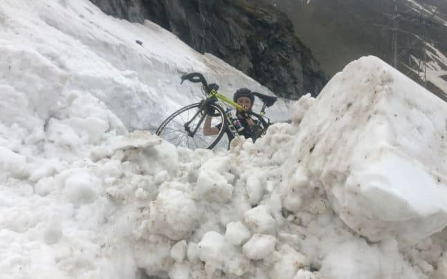 foto doi britanici au escaladat cu bicicletele transfăgărașanul înzăpezit