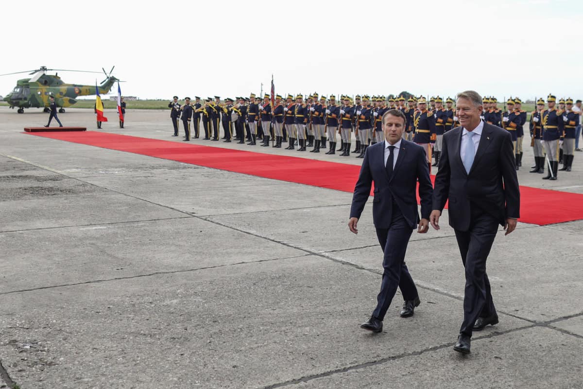 foto klaus iohannis și emanuel macron s-au întâlnit la baza kogălniceanu