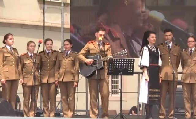 gafă - cântec pe versurile unui poet legionar interpretat la festivitatea de absolvire a studenților academiei forţelor terestre sibiu