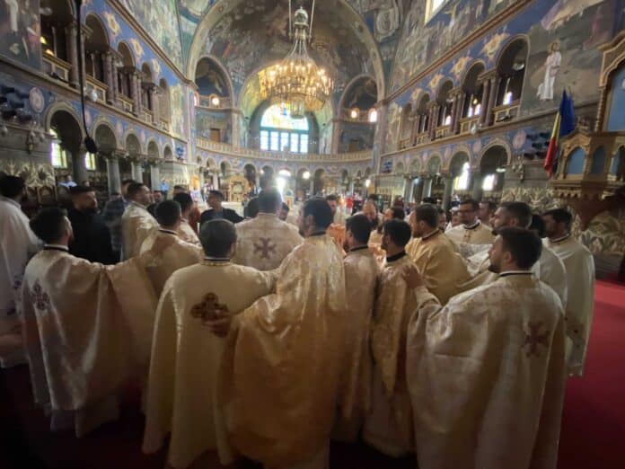 absolvenţii promoţiei 2012 de la facultatea de teologie ortodoxă „sfântul andrei şaguna” din sibiu s-au revăzut după 10 ani