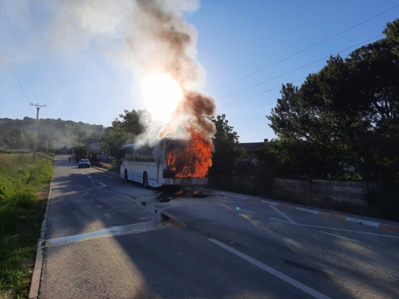 autocar mistuit de flăcări pe o stradă din sibiu