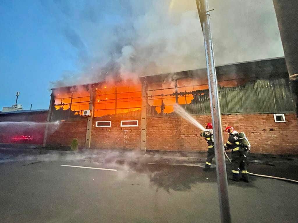 foto hală distrusă de flăcări pe strada topitorilor din sibiu