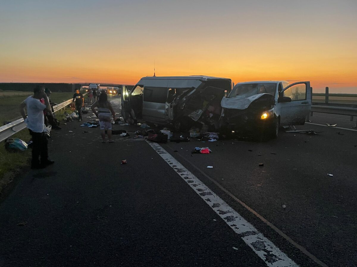 FOTO Accident grav pe autostrada A1 - Unsprezece persoane rănite, printre care și un copil de patru luni