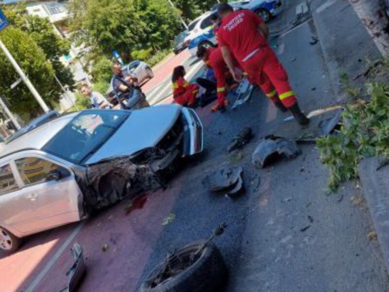 foto: un șofer și-a distrus mașina pe milea după ce a lovit un stâlp - sibianul a scăpat ca prin urechile acului