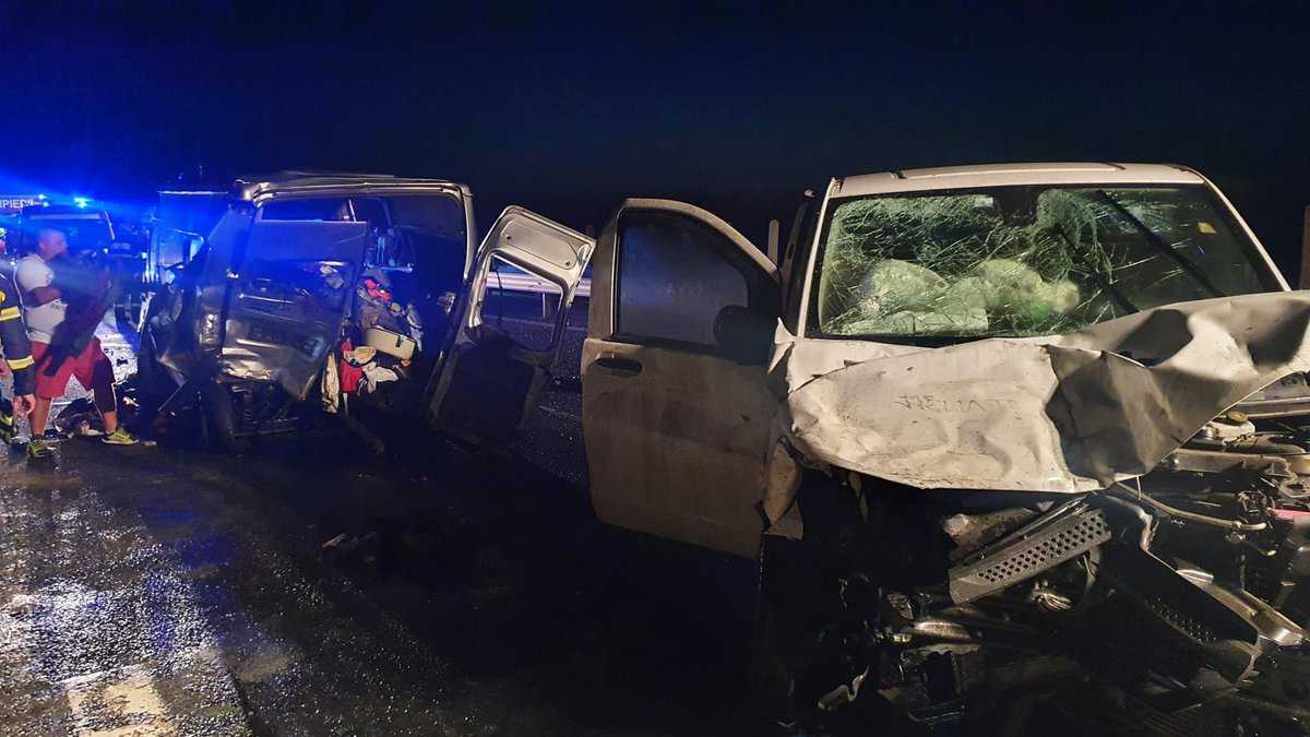 FOTO Accident grav pe autostrada A1 - Unsprezece persoane rănite, printre care și un copil de patru luni