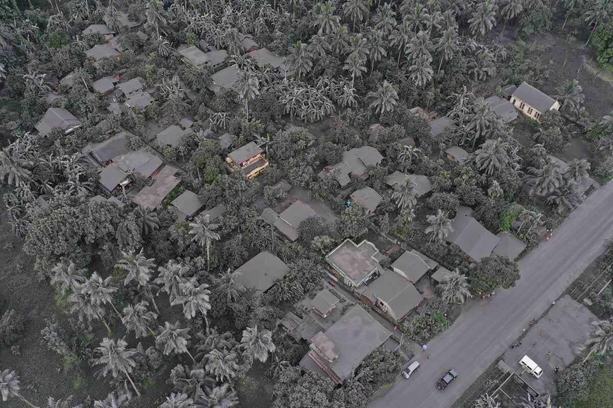 foto un oraș din filipine a fost acoperit de cenușă după ce un vulcan a erupt de două ori într-o săptămână