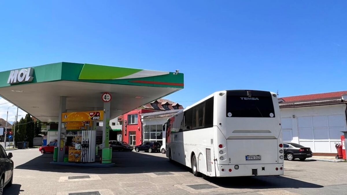 șoferii protestează împotriva creșterii prețurilor carburanților - vineri, într-o benzinărie din sibiu