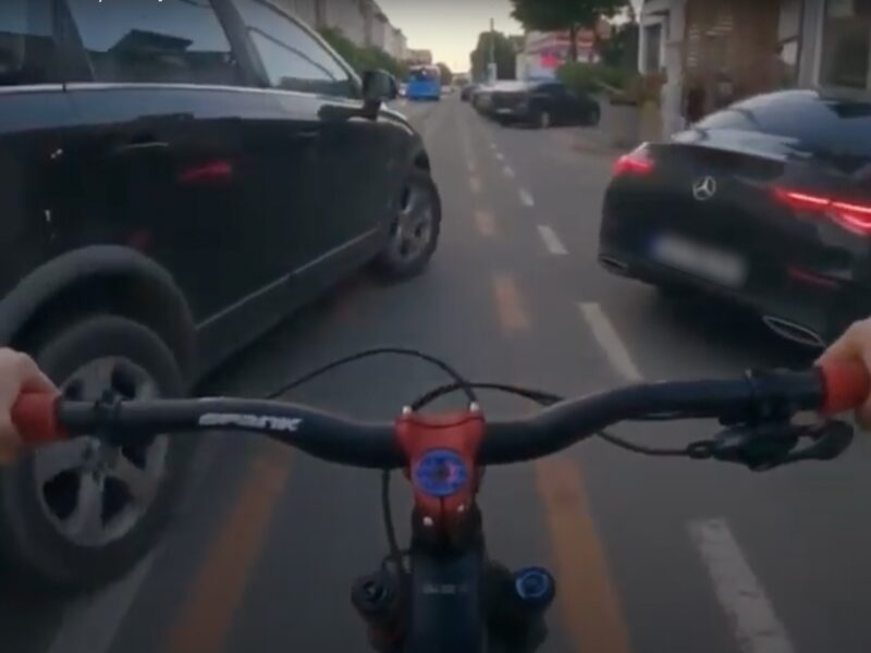 video: șofer cu zero respect față de bicicliști - a fost la un pas că calce un sibian pe pistă