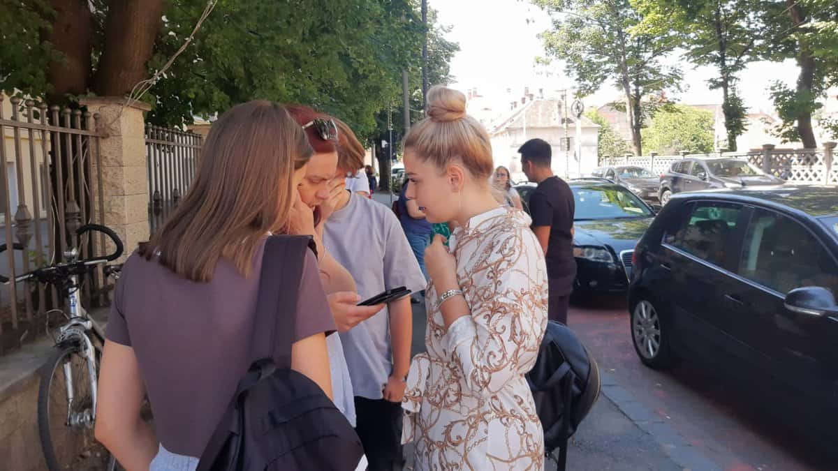 foto focurile examenelor la evaluarea națională la sibiu - elevii sibieni, după a doua probă: “s-au adunat emoțiile cu presiunea părinților”