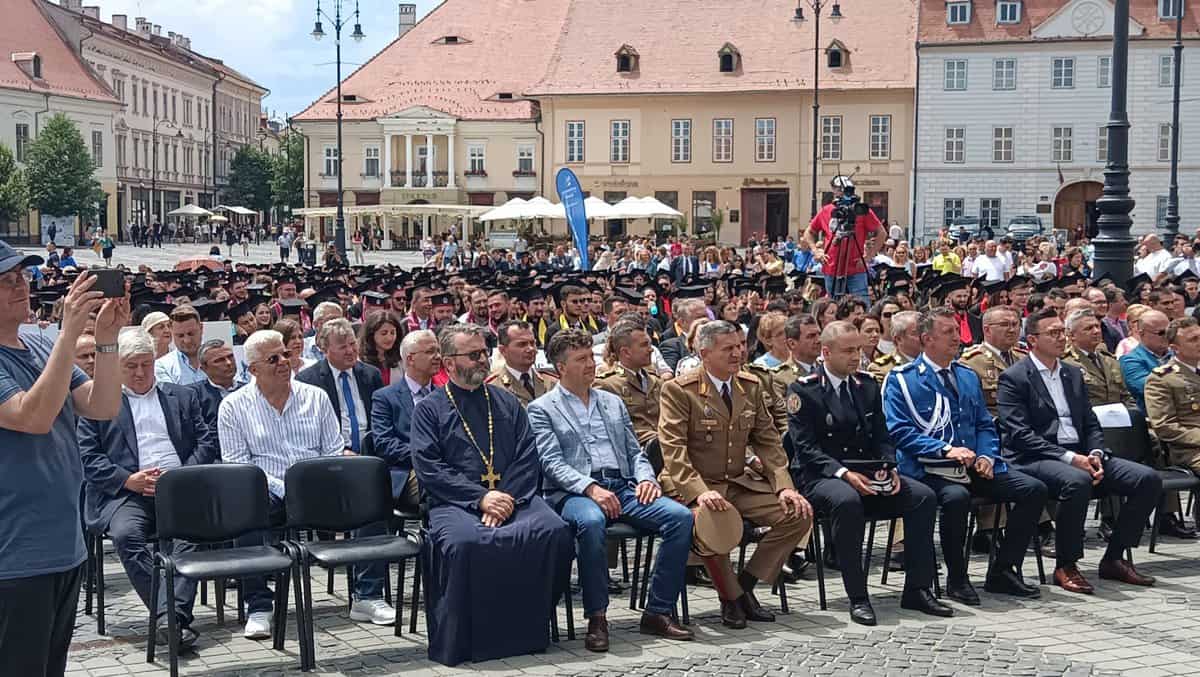 video festivitatea de absolvire a studenților ulbs, în piața mare - „simt multă mândrie și bucurie deoarece sunt absolventă”