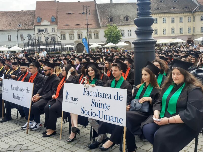 video festivitatea de absolvire a studenților ulbs, în piața mare - „simt multă mândrie și bucurie deoarece sunt absolventă”