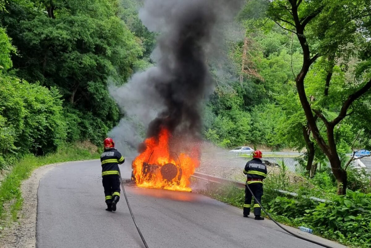 foto: mașină în flăcări între șeica mare și șeica mică