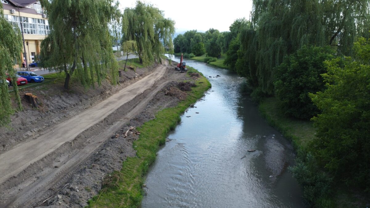 VIDEO: Cum arată malurile Cibinului la trei luni de la începerea lucrărilor - Proiectul pistelor de biciclete, în linie dreaptă 