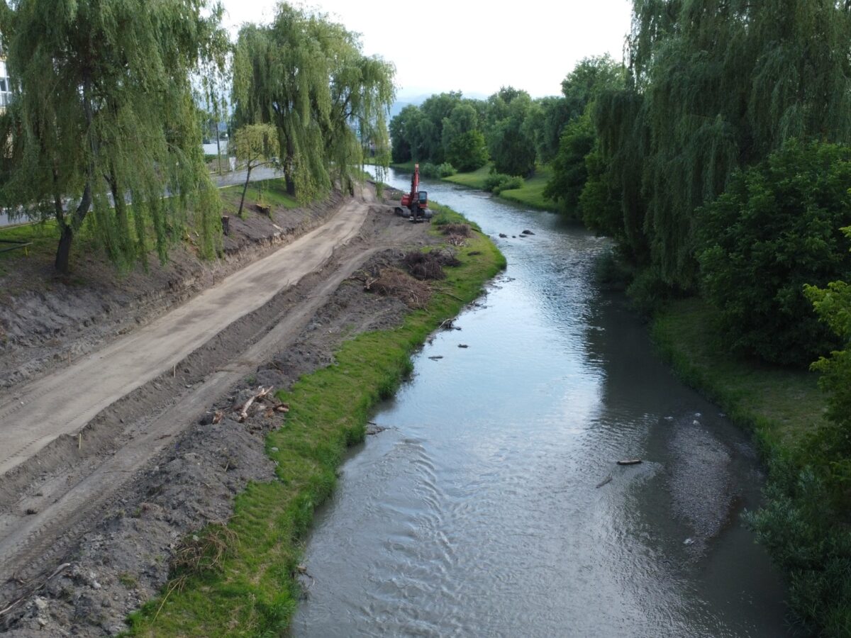 VIDEO: Cum arată malurile Cibinului la trei luni de la începerea lucrărilor - Proiectul pistelor de biciclete, în linie dreaptă 