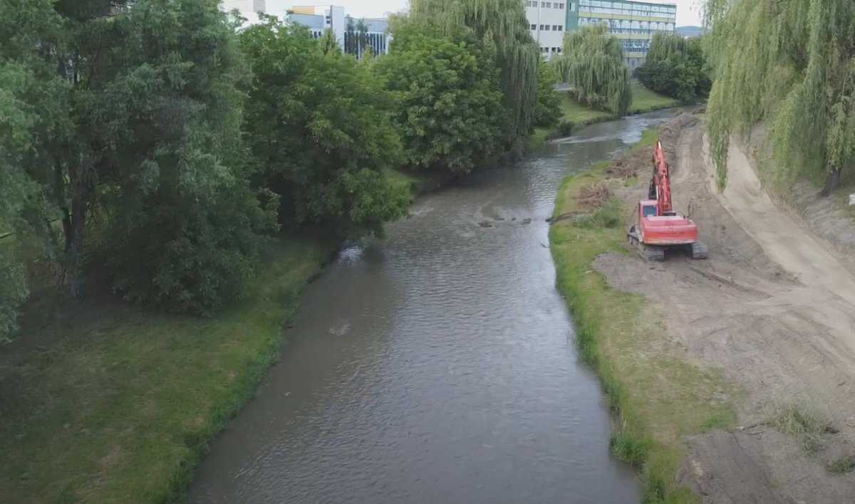 VIDEO: Cum arată malurile Cibinului la trei luni de la începerea lucrărilor - Proiectul pistelor de biciclete, în linie dreaptă 