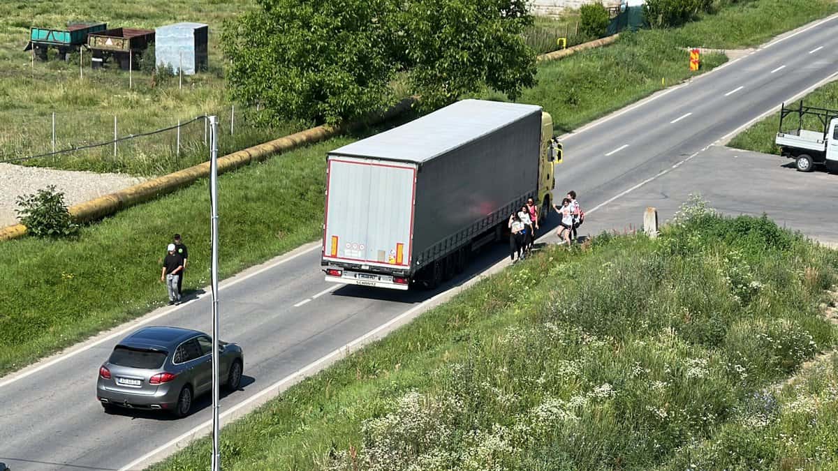 VIDEO FOTO: Locuitorii din cartierul Magnolia, nevoiți să circule în rând cu mașinile - Nu există trotuare pe Calea Șurii Mici