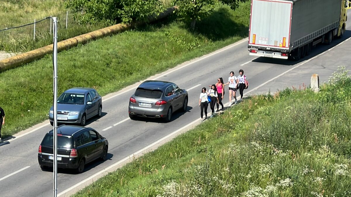 VIDEO FOTO: Locuitorii din cartierul Magnolia, nevoiți să circule în rând cu mașinile - Nu există trotuare pe Calea Șurii Mici