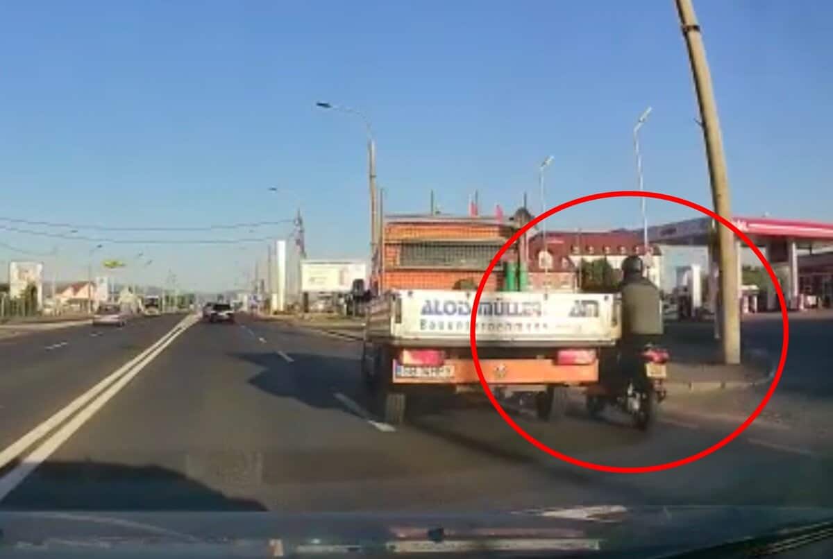 VIDEO: Scuterist șicanat în trafic de șoferul unei autoutilitare - „A tras către el ca să îl dezechilibreze”