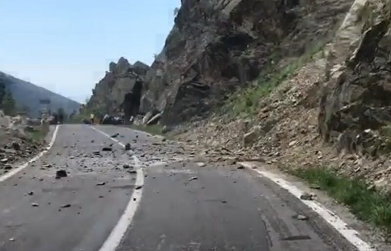 video cad pietre pe transfăgărășan - se intervine pentru curățarea drumului