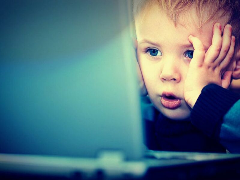 românia în topul tărilor unde copiii petrec cel puțin 6 ore pe internet