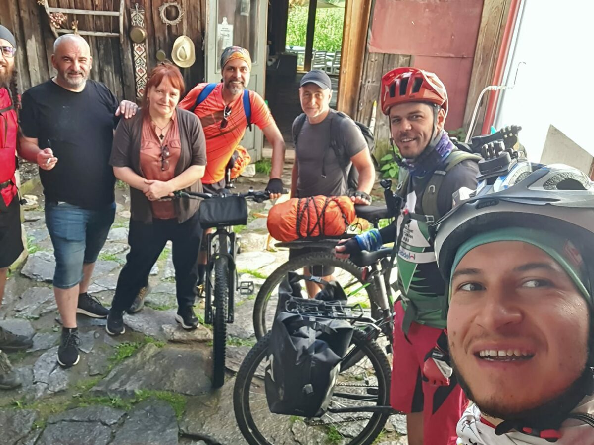 șase sibieni încheie un traseu de 700 de kilometri cu bicicleta pe via transilvanica în piața mare - sunt așteptați sâmbătă la 18.00