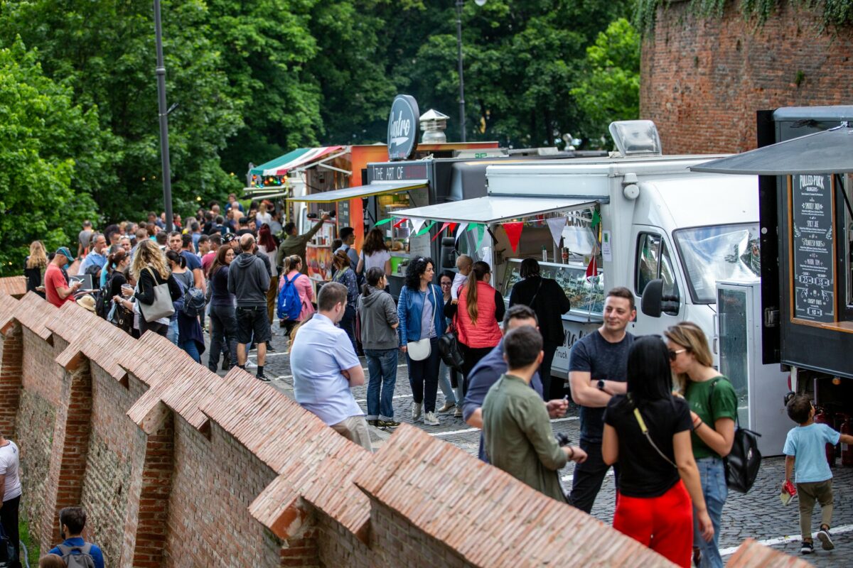 joi începe ”vino”, cel mai cool street food al verii la sibiu - parcul tineretului ”cucerit” timp de patru zile de zeci de food truck-uri și concerte